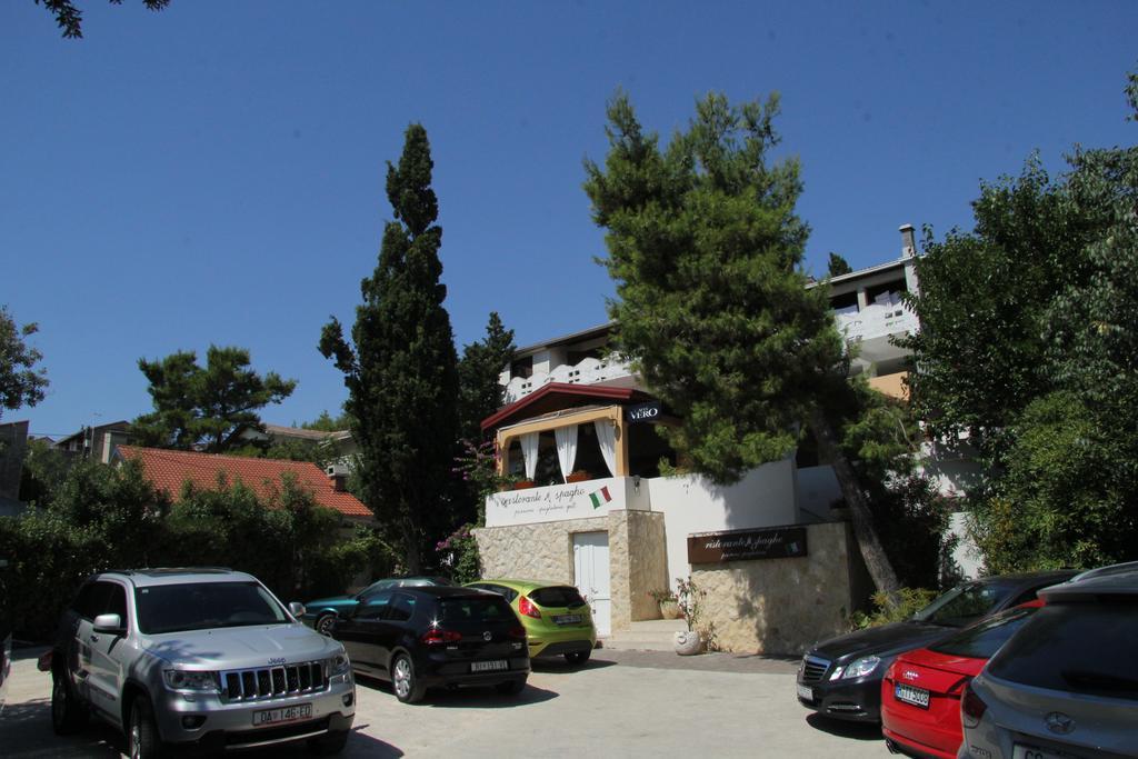 Novalja Guesthouse Economy Rooms Esterno foto